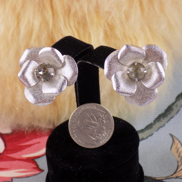 Sarah Coventry clip earrings silver tone flower - Picture 6 of 6
